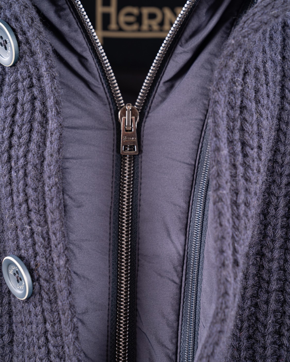 shop HERNO Saldi Bomber: Herno cardigan in infinity wool ed ecoage.
Vestibilità regolare.
Punto pannocchia.
Finezza 3.
Pettorina staccabile con cappuccio e zip a doppio cursore.
Chiusura con bottoni.
Tasche a filetto.
Imbottitura con ovatta.
Trattamento idrorepellente.
Composizione: 100% WO - TESSUTO PRINCIPALE: 100% LANA IMBOTTITURA DETTAGLI: 100% POLIESTERE IMBOTTITURA PETTORINA E CAPPUCCIO: 100% POLIESTERE FODERA PRINCIPALE: BASE: 100% POLIAMMIDE SPALMATURA: POLIURETANO.
Made in Romania.. MC000150U 70016-9200 number 8665592